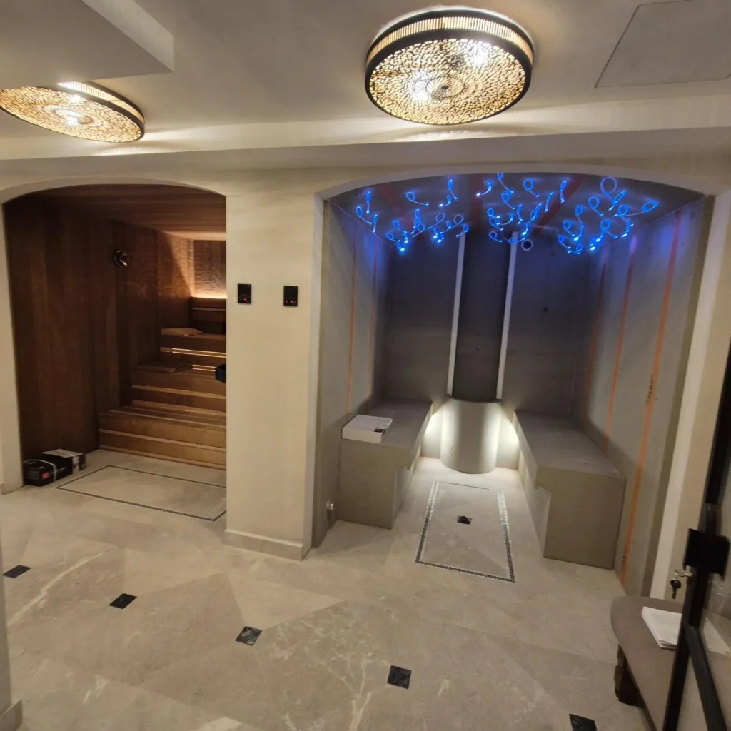 Custom-made indoor steam room with mood lighting by Nordik Wellness